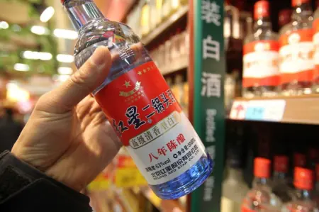 月薪2500怎么喝酒？喝什么酒？这四款性价比高的白酒，就很适合-一个月2500工资